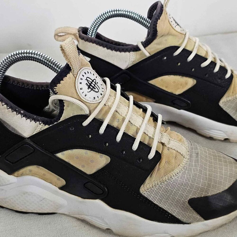 NIKE HUARACHE Women's Tennis Shoe. Women's Size 6.5 / Kid's Size 5.